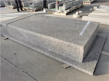 Hvid granit gravsten